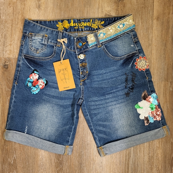 Desigual Magalie  Denim Shorts With sequins and embroidery Size 28 US - Picture 7 of 16